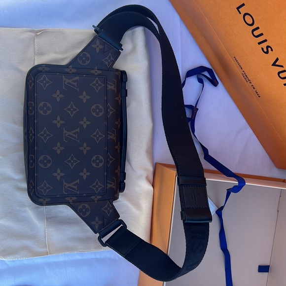 Louis Vuitton men’s cross body bag. S Lock -Sling. Neiman Marcus 2022. - Picture 9 of 16